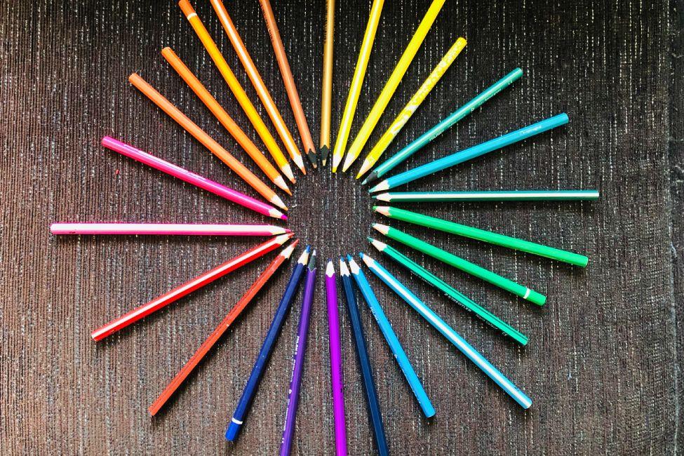 Lápices de colores formando un círculo Lápices de colores formando un círculo