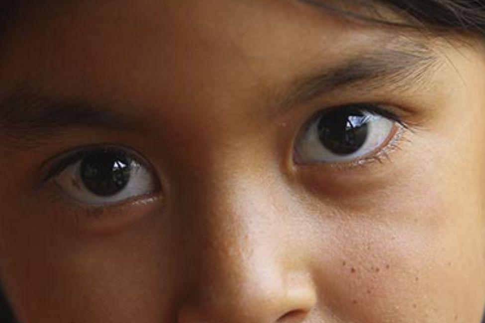 Mirada de niña con ojos oscuros