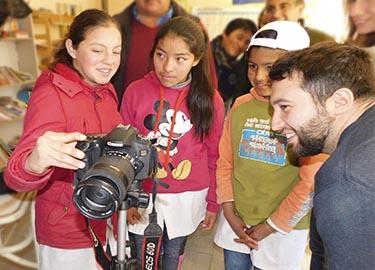 Niños con una cámara de fotos