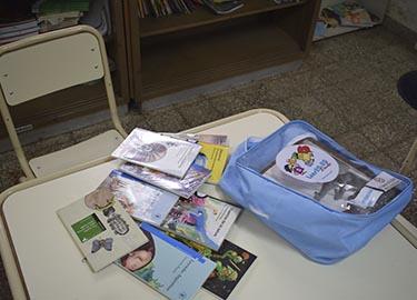 Material escolar encima de un pupitre