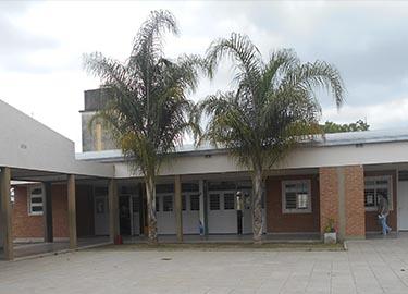 Entrada principal de una escuela