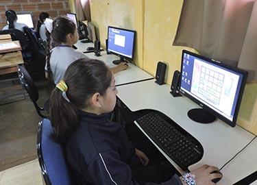 Niños realizando tareas informáticas Niños realizando tareas informáticas