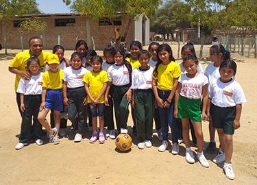 Niños jugando con una pelota Niños jugando con una pelota