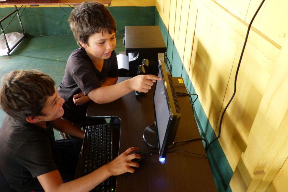 Niños utilizando un ordenador Niños utilizando un ordenador