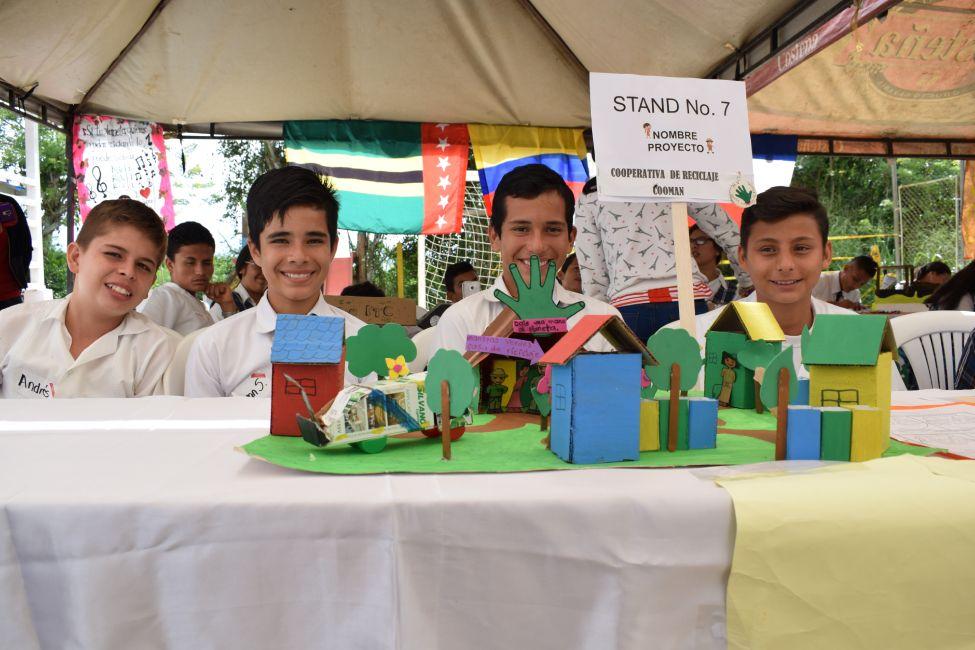Niños mostrandos sus manualidades