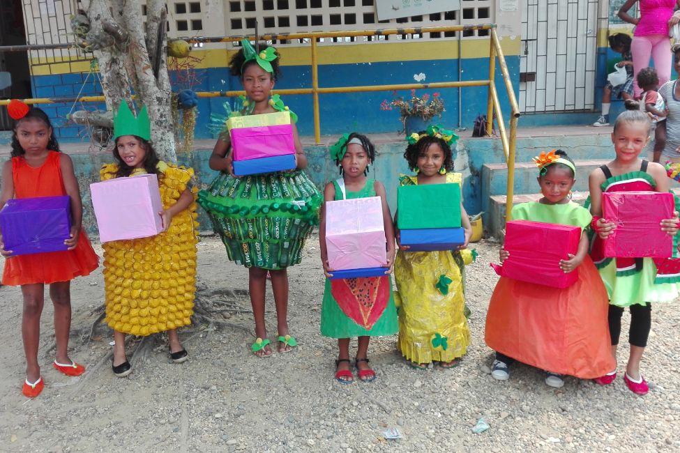 Niños sosteniendo regalos