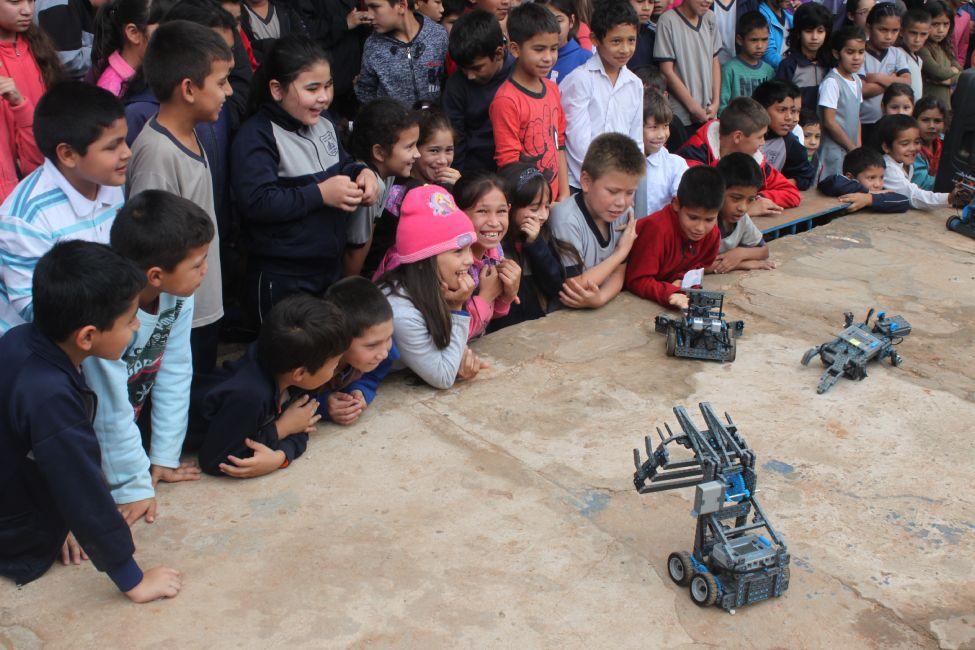 Niños observando robots