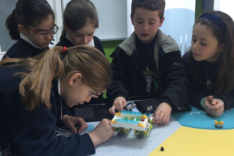 Niños trabajando con nuevas tecnologías