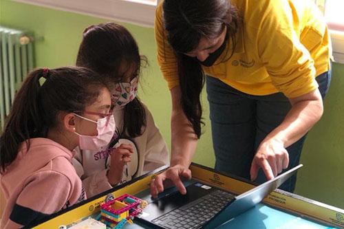 Niñas utilizando tablets Niñas utilizando tablets