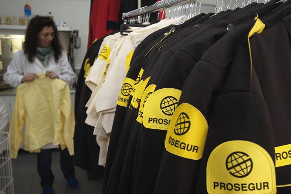 Mujer organizando unifromes de Prosegur Mujer organizando unifromes de Prosegur