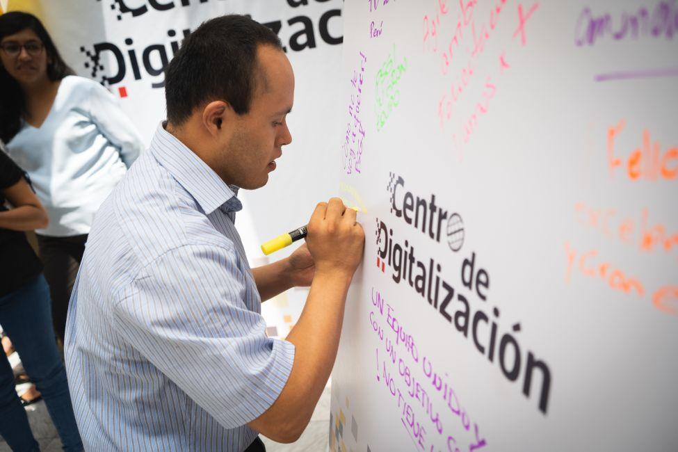 Hombre escribiendo en una pizarra Hombre escribiendo en una pizarra