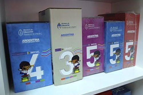 Estantería con material escolar