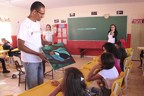 Niños atendiendo en una escuela Niños atendiendo en una escuela