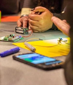 Mesa con aparatos electrónicos