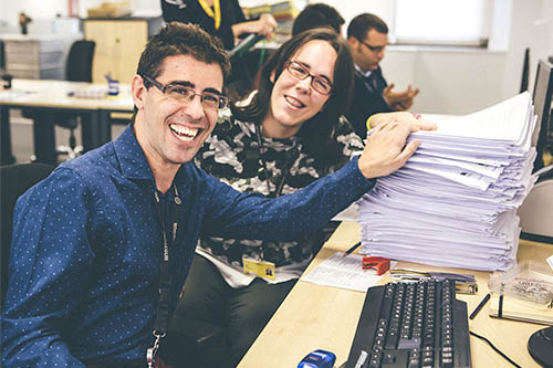 Hombres realizando tareas administrativas
