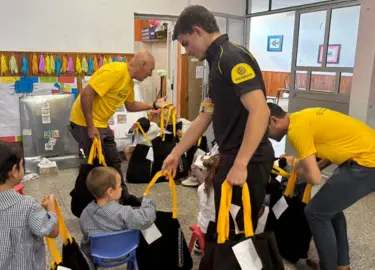 Personas dando una conferencia