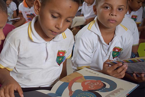 Niños leyendo un libro