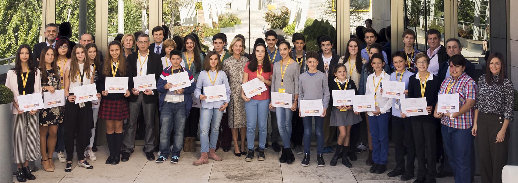 Grupo de personas con diplomas de formación