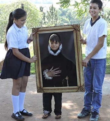 Niños sujetando un cuadro Niños sujetando un cuadro