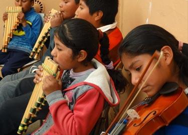 Niñas tocando instrumentos musicales Niñas tocando instrumentos musicales